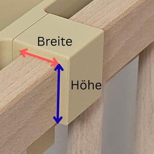 May include: A beige plastic corner connector piece attached to a light-colored wooden frame. The image features a red arrow labeled Breite and a blue arrow labeled H&ouml;he, indicating the width and height dimensions of the plastic component.