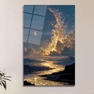 Può includere: Una stampa artistica incorniciata con una scena celeste. L'opera raffigura un fiume che scorre attraverso un terreno montuoso sotto un cielo notturno con una luna crescente e nuvole luminose. La stampa è esposta su una parete bianca.