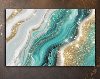 Könnte beinhalten: Ein rechteckiges Wandbild mit einem abstrakten, fließenden Design aus wirbelnden Schichten in Türkis, Weiß und Grau. Die Komposition wird durch markante Bänder aus goldenem Glitzer und funkelnde Lichteffekte akzentuiert, die eine Textur erzeugen.