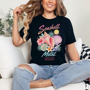 Seashell Motel T-shirt | Vintage strandsnäckor, tropisk blommönster | Saltwater Escape T-shirt | Akvarell sommartröja
