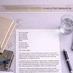 Peut inclure: Modèle de lettre de motivation pour un poste d'aide-soignant au Royaume-Uni. L'image montre une lettre, un stylo, un verre d'eau, des trombones et des blocs-notes, sur une surface claire.
