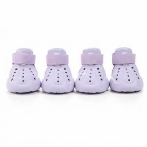 Puede incluir: Cuatro botas para perros de color lavanda con cierre de velcro. Cada bota tiene m&uacute;ltiples orificios de ventilaci&oacute;n y una puntera redondeada. Las botas est&aacute;n dise&ntilde;adas para proteger las patas de un perro.