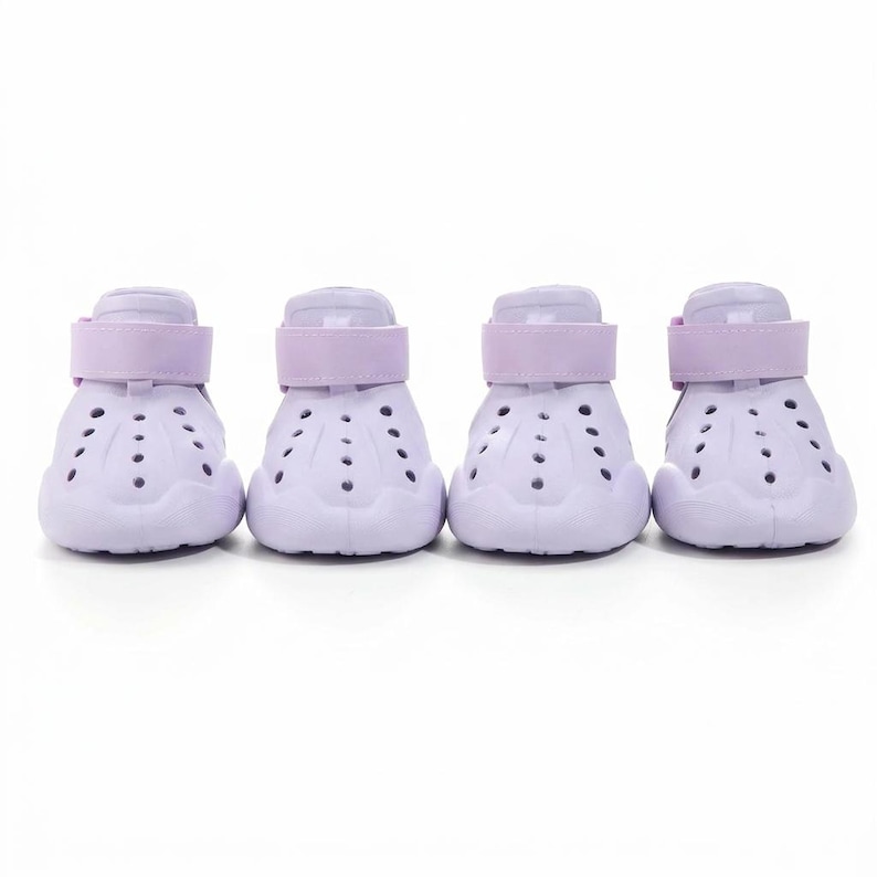 Puede incluir: Cuatro botas para perros de color lavanda con cierre de velcro. Cada bota tiene m&uacute;ltiples orificios de ventilaci&oacute;n y una puntera redondeada. Las botas est&aacute;n dise&ntilde;adas para proteger las patas de un perro.