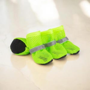 Puede incluir: Un juego de tres tazas de cer&aacute;mica con un acabado moteado y mate. Las tazas son de color crema, marr&oacute;n claro y marr&oacute;n oscuro. Cada taza tiene un dise&ntilde;o simple y minimalista.