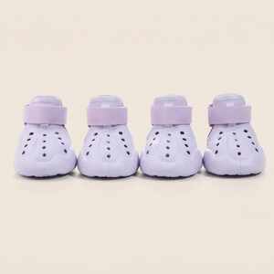 Puede incluir: Cuatro zapatos para mascotas de color lavanda con correas ajustables. Cada zapato tiene una serie de peque&ntilde;os agujeros espaciados para la ventilaci&oacute;n. Los zapatos est&aacute;n dise&ntilde;ados para proteger las patas de una mascota.