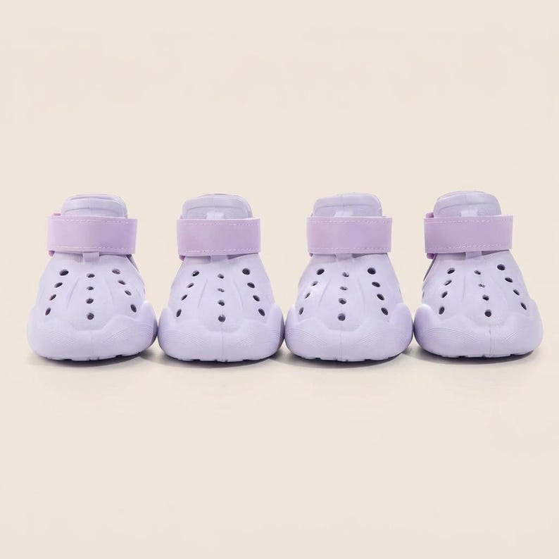 Puede incluir: Cuatro zapatos para mascotas de color lavanda con correas ajustables. Cada zapato tiene una serie de peque&ntilde;os agujeros espaciados para la ventilaci&oacute;n. Los zapatos est&aacute;n dise&ntilde;ados para proteger las patas de una mascota.