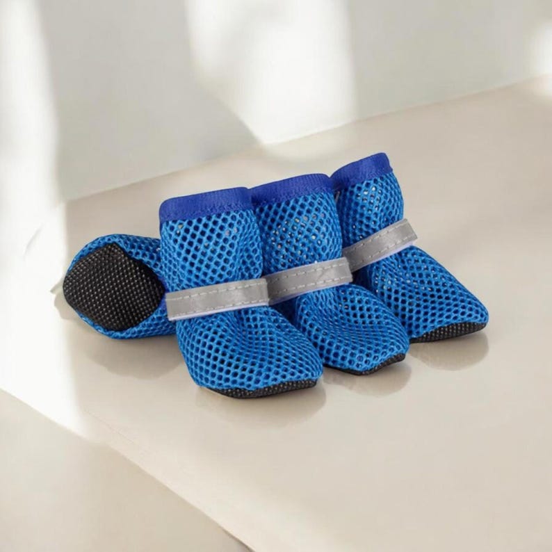 Puede incluir: Cuatro botas azules de malla para perros con suelas negras y correas reflectantes. Las botas est&aacute;n dise&ntilde;adas para proteger las patas de un perro. Las botas est&aacute;n hechas de un material de malla transpirable.