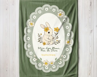 Gepersonaliseerde babydeken konijn, aangepaste deken babynaam, babydeken Cottagecore, babydeken vintage konijn, babycadeau bloemen konijn
