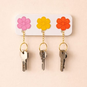 3D Wall-Mounted Keychain – Customizable Flowers in 8 Colors – Gold or Silver Chain
