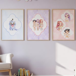 Op de afbeelding: Drie ingelijste wandposters met illustraties in anime-stijl. De linker poster toont een blauwe kat met een vogel, de middelste poster toont drie figuren die samen staan en de rechter poster toont drie individuele karakterportretten.