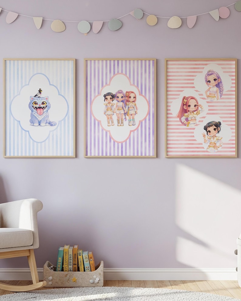 Op de afbeelding: Drie ingelijste wandposters met illustraties in anime-stijl. De linker poster toont een blauwe kat met een vogel, de middelste poster toont drie figuren die samen staan en de rechter poster toont drie individuele karakterportretten.