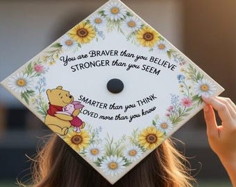 Adorno para birrete de graduación de Winnie the Pooh, eres más valiente de lo que crees, decoración para birrete de graduación, graduación floral de Winnie the Pooh, adorno personalizado pintado a mano.