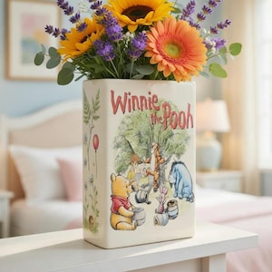Winnie the Pooh Buchvase, klassische hundert Morgen Holz Storybook-Dekor, Keramik-Blumentopf in Buchform, Pooh und Freunde Kinderzimmer Dekor