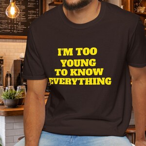Camisetas divertidas con el mensaje "Soy demasiado joven para saberlo todo", camisetas sarcásticas, camisetas ingeniosas con respuestas divertidas, camisetas unisex de algodón suave para adultos con humor gracioso.