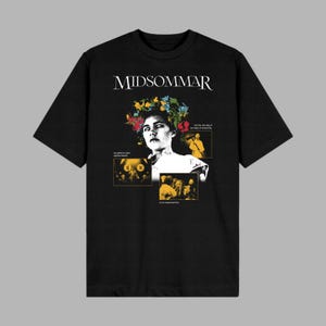 以下が含まれることがあります： 白字で「MIDSOMMAR」の文字が入った黒いTシャツ。花冠をつけた人物のグラフィックが描かれています。デザインには小さな画像とテキストが含まれており、映画をテーマにしたデザインになっています。