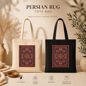 Può includere: Due borse tote, una color crema e una nera, ciascuna con un design a tappeto persiano. Le borse hanno manici lunghi e il testo "PERSIAN RUG TOTE BAG" è in alto. Le borse sono etichettate come ecologiche, in tessuto resistente e lavabili.