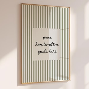 Op de afbeelding: Een ingelijste print met een goudkleurige rand. De print heeft een gestreepte achtergrond in groen- en wittinten, met de tekst "your handwritten quote here" in zwart schrift.