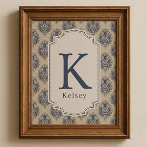 Puede incluir: Una taza de cerámica blanca con un asa negra y el texto "But First, Coffee" en negrita negra. La taza está llena de un líquido oscuro, probablemente café, y se encuentra sobre una superficie clara.