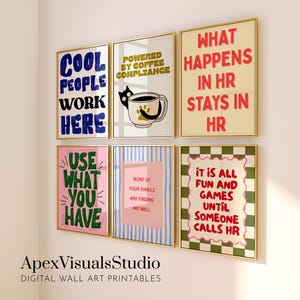 Può includere: Sei stampe artistiche da parete incorniciate con vari disegni di testo colorati. Le stampe includono frasi come "Cool People Work Here", "Powered by Coffee Compliance" e "What Happens in HR Stays in HR". Le stampe sono in cornici dorate.