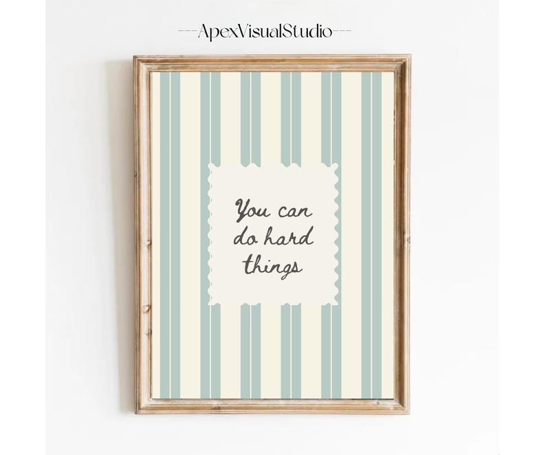 Peut inclure: Une affiche encadr&eacute;e avec un fond &agrave; rayures verticales bleu clair et cr&egrave;me. Au centre, un rectangle festonn&eacute; de couleur cr&egrave;me contient le texte gris fonc&eacute; "You can do hard things" &eacute;crit dans une police d'&eacute;criture cursive.