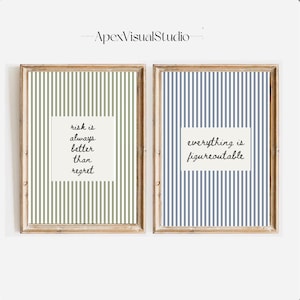 Peut inclure: Deux cadres muraux en bois clair. L'affiche de gauche pr&eacute;sente des rayures verticales vert olive avec le texte "risk is always better than regret". L'affiche de droite pr&eacute;sente des rayures verticales bleues avec le texte "everything is figureoutable".