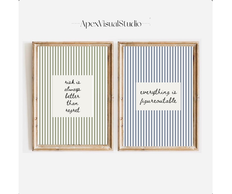 Peut inclure: Deux cadres muraux en bois clair. L'affiche de gauche pr&eacute;sente des rayures verticales vert olive avec le texte "risk is always better than regret". L'affiche de droite pr&eacute;sente des rayures verticales bleues avec le texte "everything is figureoutable".