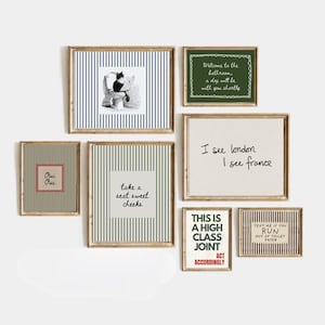 Può includere: Una collezione di stampe artistiche incorniciate con vari testi e immagini. Le cornici hanno una finitura dorata. Le stampe includono frasi come "Oui Oui", "Take a seat sweet cheeks" e "I see London I see France".