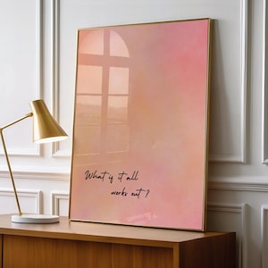 Könnte beinhalten: Gerahmter Kunstdruck mit einem Farbverlauf aus Rosa und Orange. Das Kunstwerk zeigt den Text "What if it all works out?" in handschriftlichem Stil. Der Rahmen ist goldfarben.