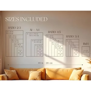 Peut inclure: Un tableau mural intitul&eacute; SIZES INCLUDED affichant diverses dimensions d'impression class&eacute;es par ratios 2:3, A1-A4, 4:5, 3:4 et 11x14. Le tableau indique les mesures en pouces et en centim&egrave;tres pour chaque format, au-dessus d'un canap&eacute; jaune.