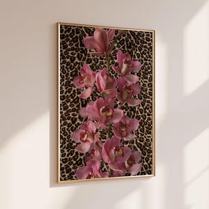 Póster mural de orquídea rosa con estampado de leopardo, atrevido estampado floral de la jungla, decoración maximalista de lujo, póster de moda de tendencia, descarga con estética de habitación que estimula la dopamina