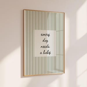 Elke hond heeft een baby nodig muurkunst afdrukbare handgeschreven typografie poster schattig decor babykamer aankondiging aankondiging huisdier minnaar cadeau downloaden