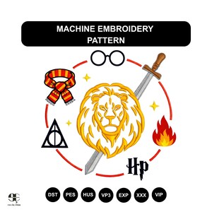 Puede incluir: Patrón de bordado a máquina con una cabeza de león dorada, una espada, una bufanda, gafas, una llama y el texto "Hp". El diseño está rodeado por un círculo rojo e incluye el texto "MACHINE EMBROIDERY PATTERN".