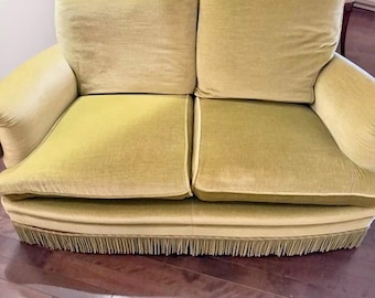 Zestaw wypoczynkowy do salonu w stylu Hollywood Regency Mid Century z aksamitu, vintage, zielona sofa, para sof z frędzlami Bullion