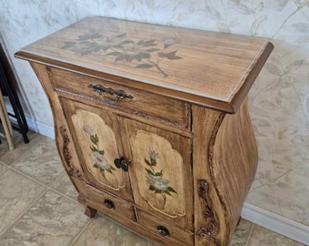 Baúl Bombay vintage pintado a mano, mesa auxiliar floral de estilo provenzal francés con tapa de cristal, cómoda bombé shabby chic, mueble auxiliar de entrada estilo toile.