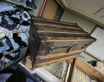 Baú de viagem antigo com tampa plana da década de 1890 | Baú de armazenamento vintage com ripas de carvalho | Decoração rústica industrial para mesa de centro