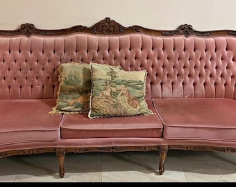 Antikes viktorianisches Rokoko Revival rosa Samt Sofa Serpentine handgeschnitzte Mahagoni dreifach zurück getuftete Couch 19th Century French Provincial St