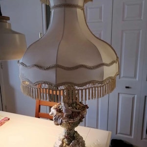 Lámpara de mesa Capodimonte vintage con querubines, 96,5 cm de altura, de porcelana italiana, con figuras de rosas y querubines, estilo rococó, con pantalla original de borlas.