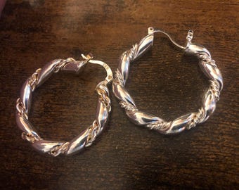 Sterling silver ear rings. Clapet locks.