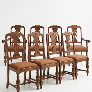Juego de 8 sillas de comedor de roble estilo Colonial Revival vintage, 2 sillones y 6 sillas laterales, respaldo en forma de jarrón, medallón tallado, patas torneadas robustas.