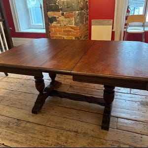 Buffet et Table de Salle à Manger Antique Jacobean | Buffet Néoclassique à Jambes Bulbeuses et Table Extensible en Noyer | Vintage 1920