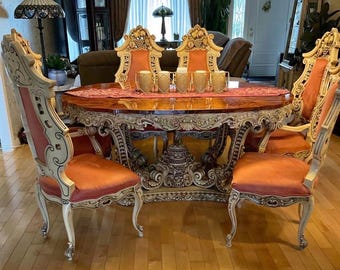 Sehr gepflegte Rokoko-Möbel, Stuhl neu gepolstert, darunter 1 Tisch mit 2 Auszügen, 6 Stühle (2 Kapitänsstühle), 1 Vitrinenschrank