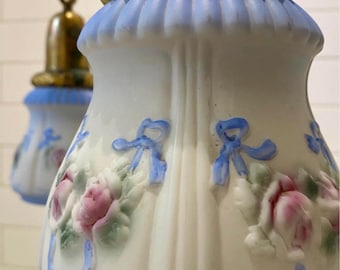 Lámpara de araña antigua de 3 luces de la década de 1920, de cristal pintado a mano con motivos florales estilo porcelana, rosas rosas y cintas azules, estilo Art Déco victoriano Cottagecore.