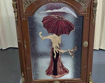 Mueble bar Art Déco con cristal pintado al reverso, sombrilla de dama, estilo francés, paragüero, licorera, tapa de mármol bronce dorado, aparador.