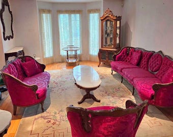 Set di divani vintage in stile provenzale francese, damasco fucsia, salotto Luigi XV, tavolino da caffè con piano in marmo, stile Hollywood Regency di metà secolo.