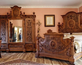 Antikes italienisches Renaissance-Schlafzimmer-Set aus geschnitztem Nussbaumholz: Bett, Kleiderschrank, Nachttische