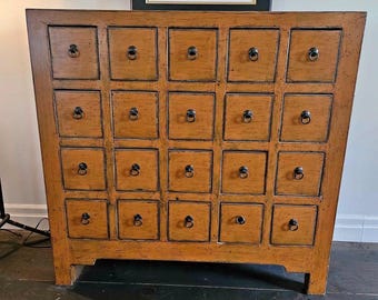 Armario boticario vintage de 20 cajones, estilo asiático, para hierbas, de madera envejecida color naranja, consola de entrada, botiquín de mediados de siglo.