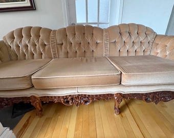 Vintage Franse provinciale bank sierlijke gesneden hout getufte fluwelen bank halverwege de eeuw rococo revival zitplaatsen luxe antieke stijl