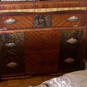 Juego de dormitorio vintage en arce macizo y nogal con tocador y taburete incluidos.