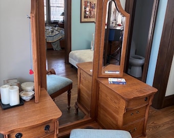 Tocador tríptico de roble dorado vintage con banco a juego – Mesa de maquillaje de estilo victoriano – Muebles de dormitorio antiguos de la década de 1930