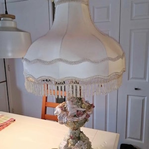 Lámpara de mesa Capodimonte vintage con querubines, 96,5 cm de altura, de porcelana italiana, con figuras de rosas y querubines, estilo rococó, con pantalla original de borlas.